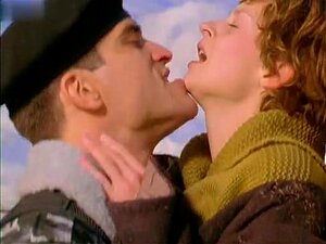 Julie Cox, Emily Lloyd dans Brand New World (1998), Dans un avenir pas
