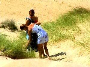 Un voyeur de plage trouve des nanas amateurs coquines sous le soleil