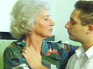 Vieille maman folle se fait baiser dur par une grosse bite en prenant