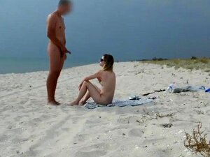 Vrai plaisir public sur la plage publice amateur