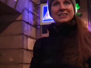 Une ramasseuse sexy dans un sauna fait passer la fille à une scène