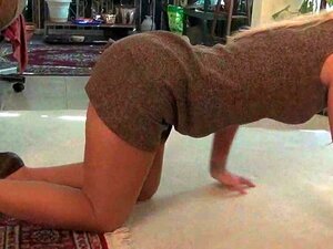 La MILF américaine Shelby baisse ses collants et s'amuse