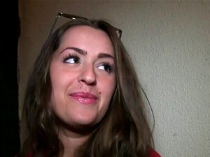 La brune à gros seins Euro beauty prend de l'argent d'un inconnu en