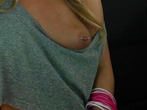 La belle Carter Cruise se fait baiser le cul et reçoit une chaude