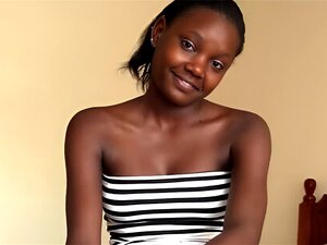 Mignonne fille africaine de 19 ans baisant lors de son premier casting