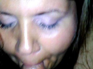Sexy femme amateur en POV, ses yeux verts battent une pipe jamais vue