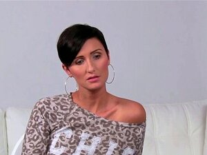 Lesbo de casting européen lèche la chatte d'une agente. Lesbo de