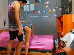 Petit ami se fait baiser par un ami de la GYM (Cocu) - Emma_Model