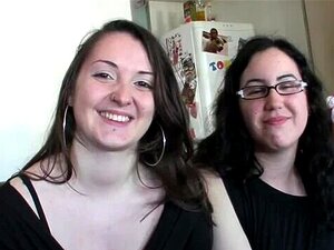 Voici comment un couple lesbien, plantureux et excité baise