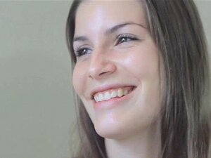 Insertion dure pour une mignonne juteuse. La fille en chaleur aime se