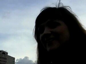 rencontrée dans la rue et baisée durement dans tous les trous Femme