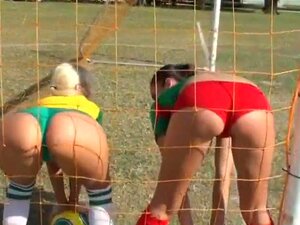 Molly et son amie sportive jouent au football. Elles portent des