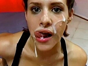 Double éjaculation faciale d'une Latina
