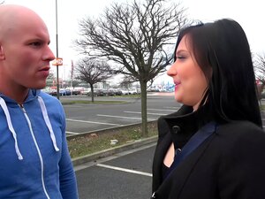 La vendeuse de parfums vend son produit quand elle offre sa chatte
