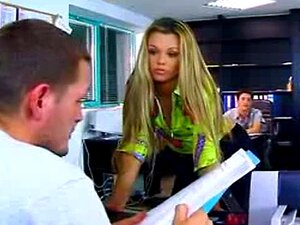 Une mignonne hongroise apprécie le DP au bureau