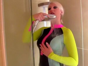 Je touche ma chatte dans cette vidéo amateur blonde, Ce clip vidéo