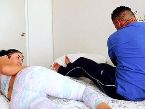 Ma demi-sœur me détruit la bite lors d'une chevauchée dure et je