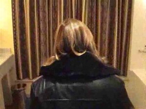 Maman aux gros seins se masturbe devant le miroir