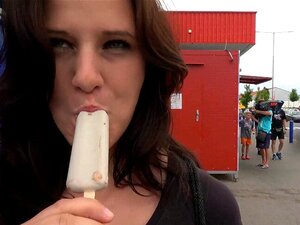 Échange de femmes tchèques - Pipe en public en plein air. L'échange