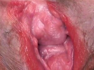 Une chatte tchèque perverse ouvre sa chatte mince au pecul. La