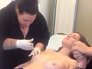 Une jeune fille fraîche se fait percer les tétons. Une nouvelle