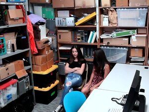 Deux petites voleuses se font choper et baiser plus tard par la