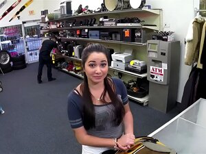 Une étudiante chaude met un pion dans un lap dance pour payer ses