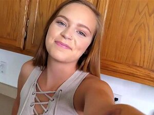 Mandy Summers avec des seins fermes et une chatte rasée