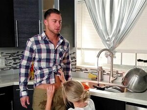 La belle-mère suce la grosse bite de son copain dans la cuisine. La