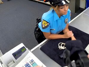 Un agent de sécurité aux seins énormes se fait poursuivre pour se
