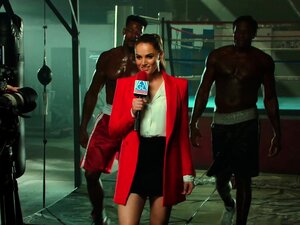 BLACKED Tori Black est huilée et dominée par deux grosses bites