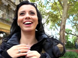 Mec fait la beauté aux cheveux noirs Vicky Aime les seins clignotants