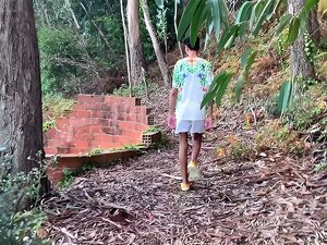 J'AI MANGÉ UN INCONNU QUE J'AI TROUVÉ SUR LE SENTIER DANS UNE FORÊT