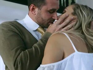 La MILF plantureuse Brandi Love se fait baiser fort dans plusieurs