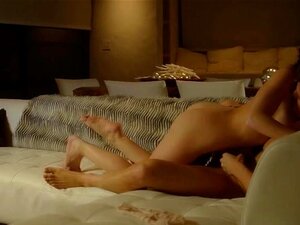 Les amants atteignent le sommet du sexe sur le nouveau canapé