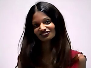 Jolie nana indienne maigre. Une jolie nana indienne maigre se fait