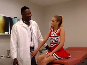 La mignonne pom-pom girl Sydney Cole baise une grosse bite noire à