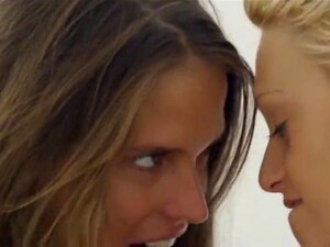 copines lezzies essaient un double jouet. copines lezzies tentent un
