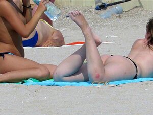 Vidéo voyeur mignonne amateur seins nus et chaude. MAGNIFIQUE vidéo