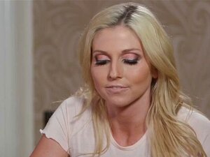 Deux femmes sexy lèchent chaque chatte sur une table de massage. Deux