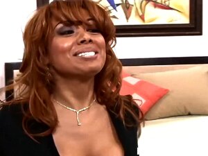 MILF ébène Sienna West dans un rendez-vous de rencontre et de baise.