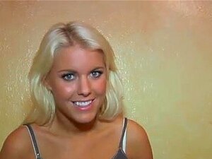 Une belle blonde montre ses seins glorieux sur Girls Gone Wild