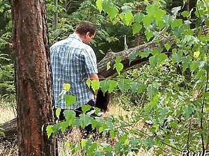 Une mignonne allemande baisée dans la forêt
