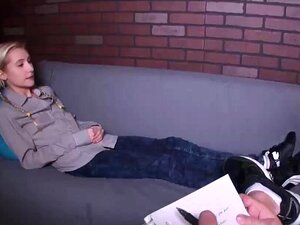 Découvrez l'extase ultime alors qu'une cheerleader salope s'attaque