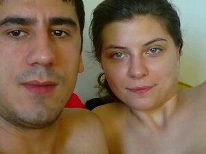 Des amants nus jouent à des jeux sexuels excitants en couple