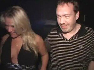 Célébration publique de la salope blonde d'anniversaire