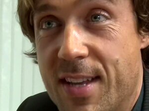 Charley Monroe - Attirant l'attention au bureau, Charley Monroe pense