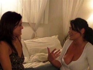 Charley Chase invite sa copine pour un plan à trois. Elles ont