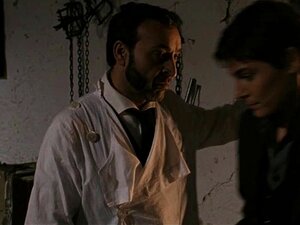 Découvrez le charme séducteur de Valeria au bord de la mer bleu