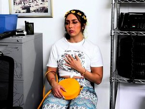 ShopLyfter - Hippie Cutie surprise en train de s'introduire et de se